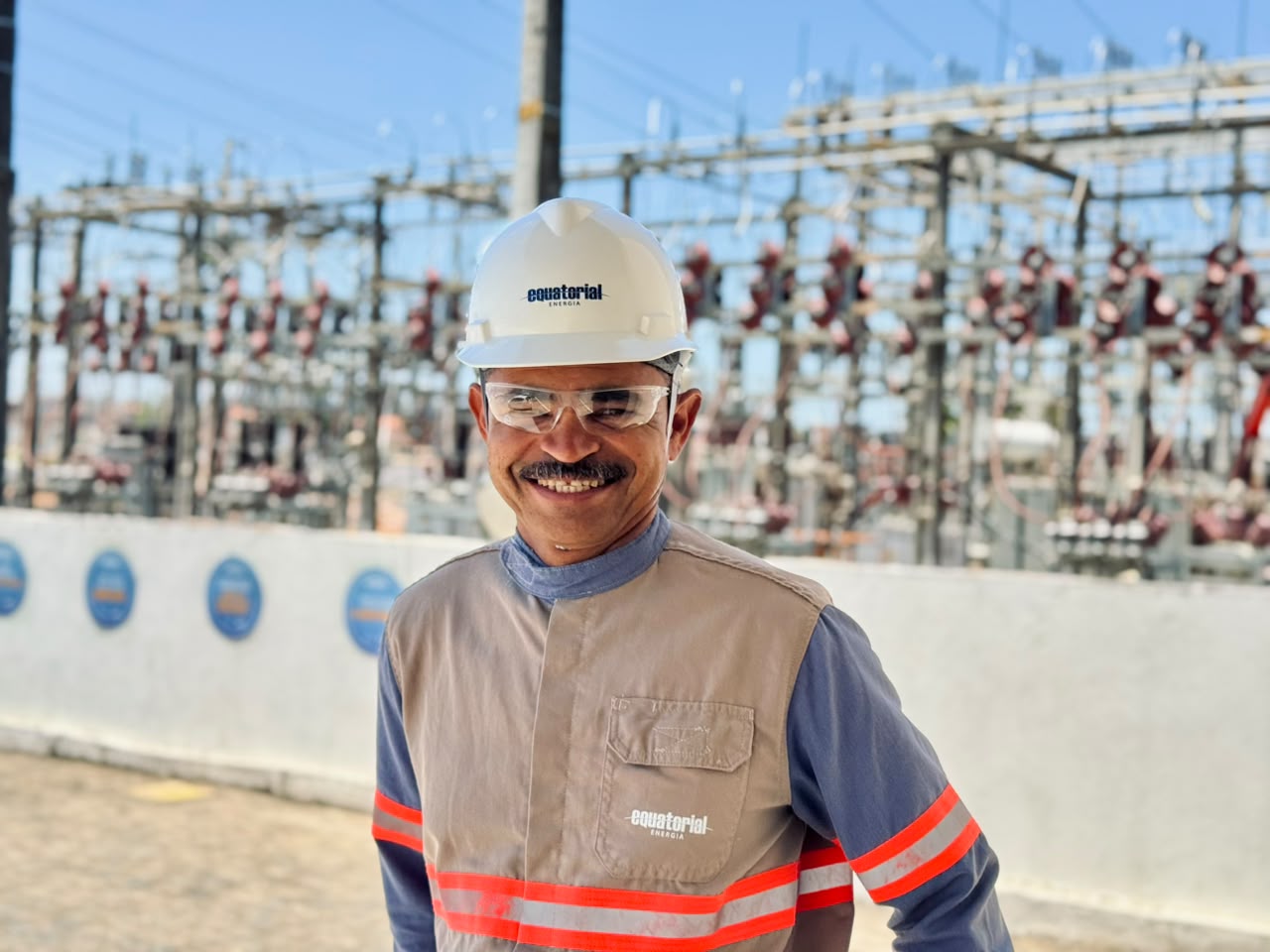 Dia do Eletricista: sonho realizado de pai inspira o filho a seguir a mesma profissão