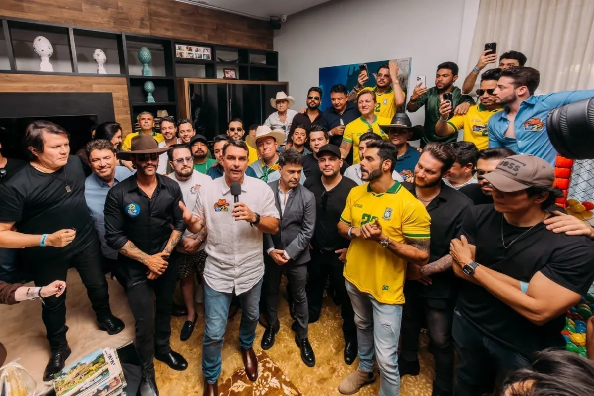 Flávio Bolsonaro se reúne com Gusttavo Lima e outros sertanejos em Goiás