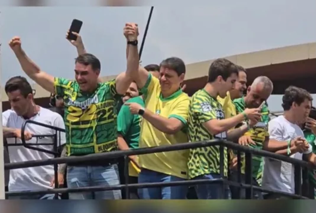 Flávio Bolsonaro promete colocar o Brasil entre as sete maiores economias do mundo se eleito presidente
