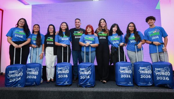 Governo de Alagoas entrega kits de viagem aos 200 estudantes selecionados para intercâmbio na Inglaterra