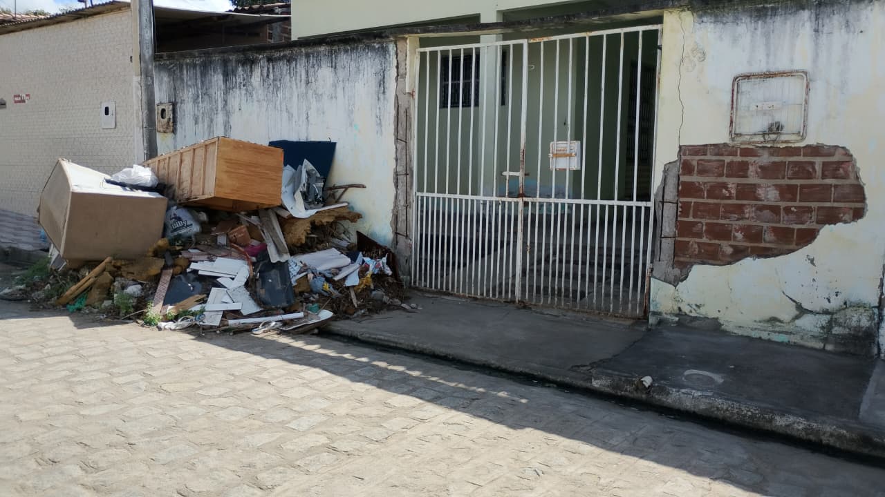 Moradores denunciam acúmulo de lixo e entulhos na Rua Manoel Simões, em Palmeira dos Índios