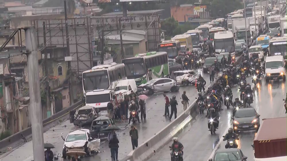Motorista de ônibus morre após sofrer infarto ao volante e provoca engavetamento com 22 veículos no Rio de Janeiro