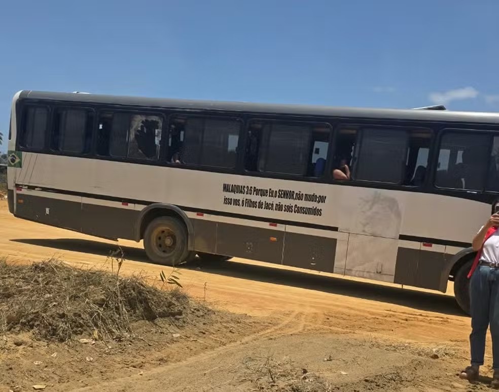 Ônibus contratado por secretário é apreendido por transporte irregular de eleitores em Alagoas