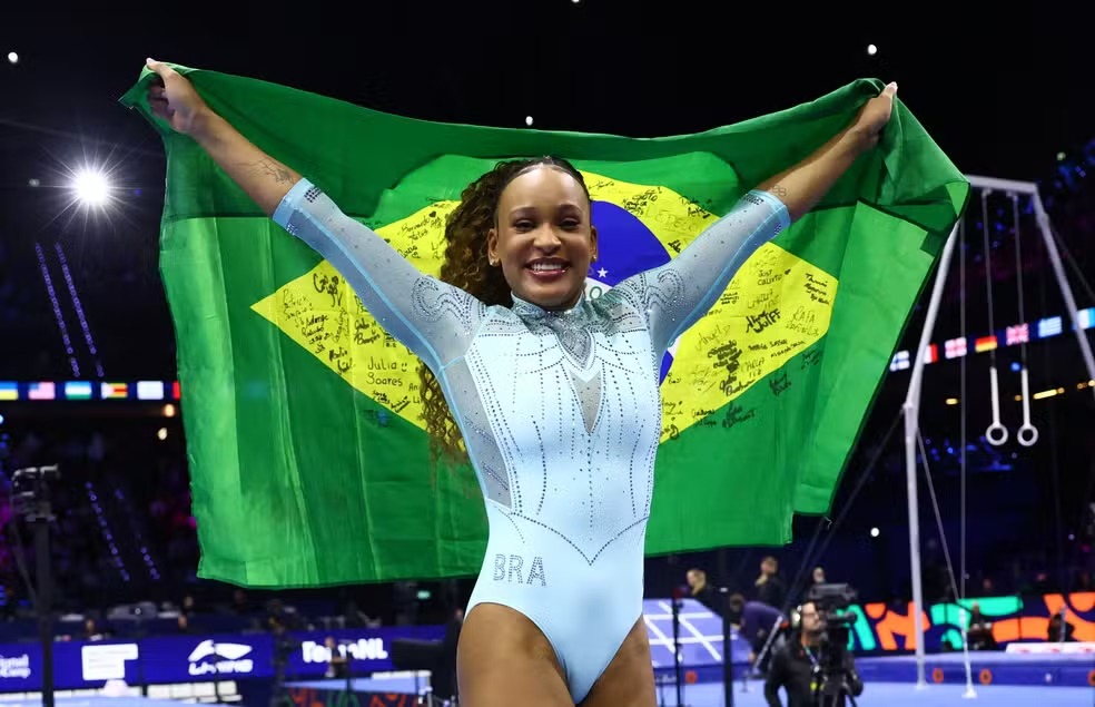 Rebeca Andrade é tricampeã do salto e conquista 10ª medalha em Mundiais de ginástica