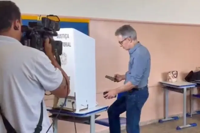 Romeu Zema vota com celular na mão em Araxá e afirma: “Ninguém me lembrou”