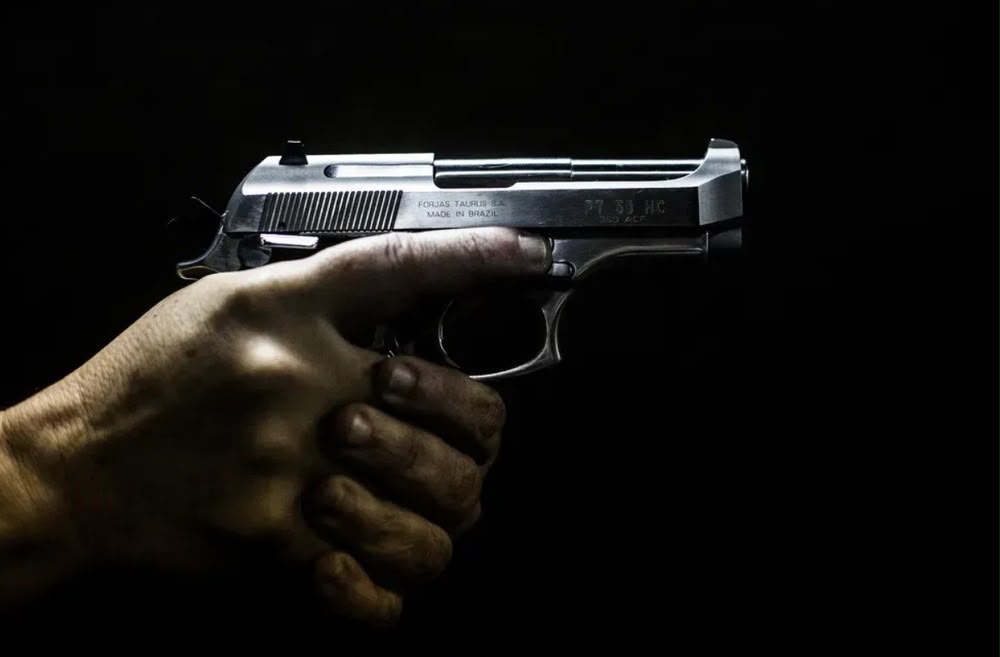 Homem é morto com tiros na cabeça no bairro Rio Novo, em Maceió; adolescente de 14 anos é suspeito