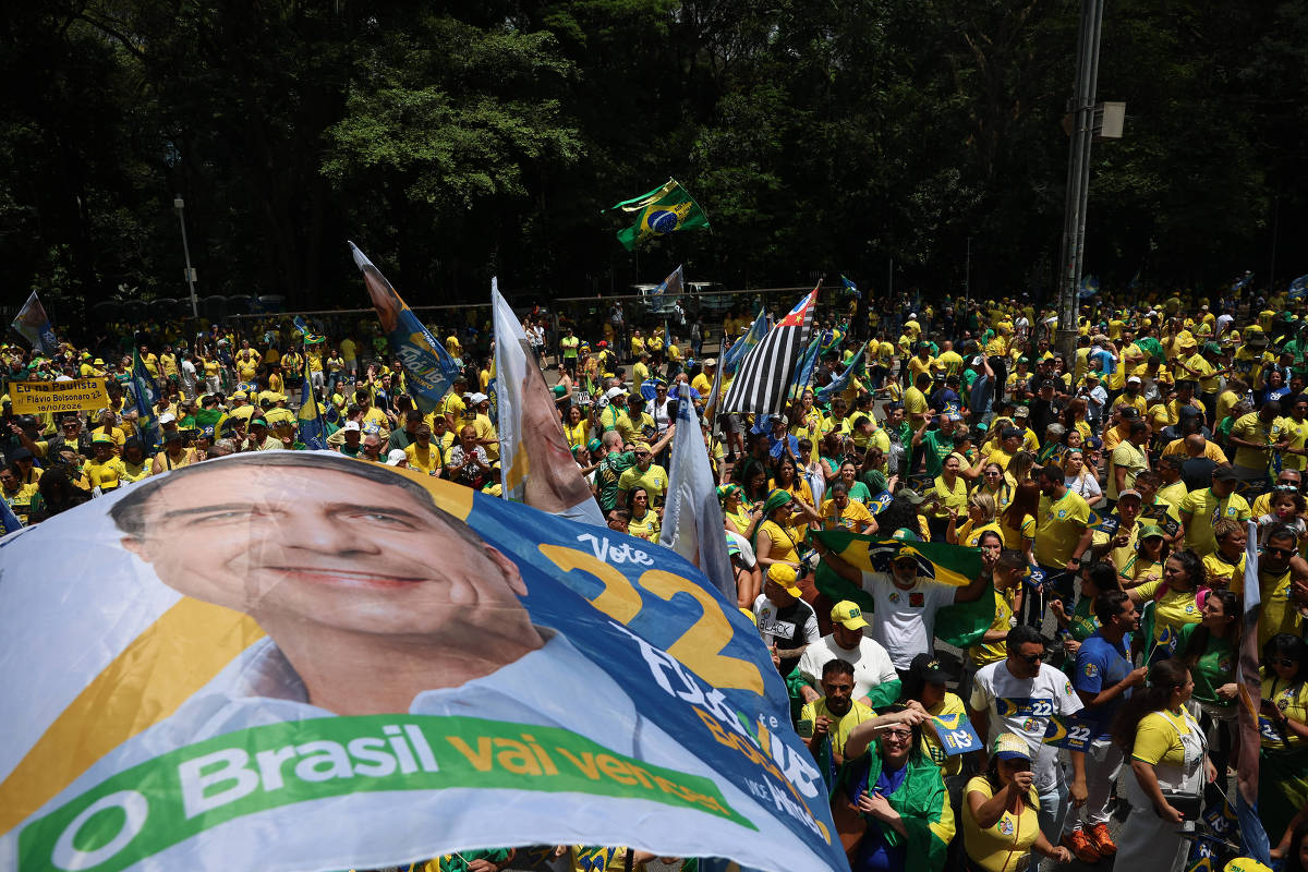 Flávio Bolsonaro reúne milhares de apoiadores na Avenida Paulista a uma semana do segundo turno