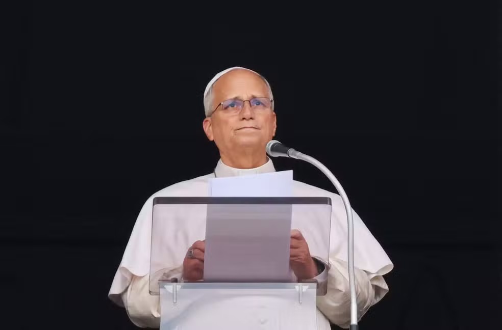 Papa Leão XIV conduz oração no Vaticano um dia após deixar hospital