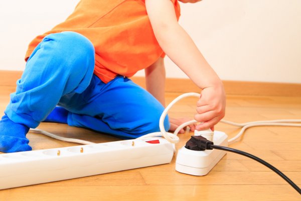 Brinquedos eletrônicos exigem atenção dos pais para evitar acidentes e desperdício de energia