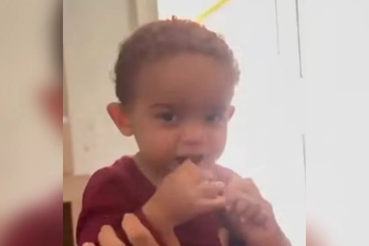 Bebê de 1 ano morre após ser atropelado por carro da mãe na garagem de casa